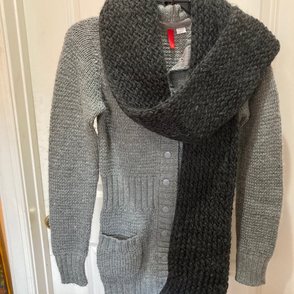 H&M grey knitted sweater vest. Size 6